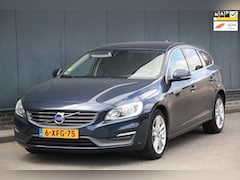 Volvo V60 - 2.0 D4 Momentum Navigatie/Parkeersensor/Trekhaak/17"inch lmv