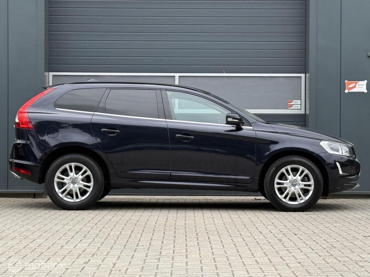 Volvo XC60 - AWD D4 2.4 5cilinder -D5 met 191PK Geartronic Momentum /Adap.cruise/Xenon/Sensus Nav/Drive - AutoWereld.nl