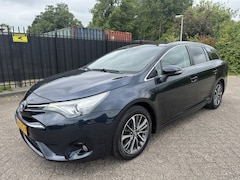 Toyota Avensis Touring Sports - 1.8 VVT-i Dynamic Leer/Navi/Panorama/CAM/Stoelverw