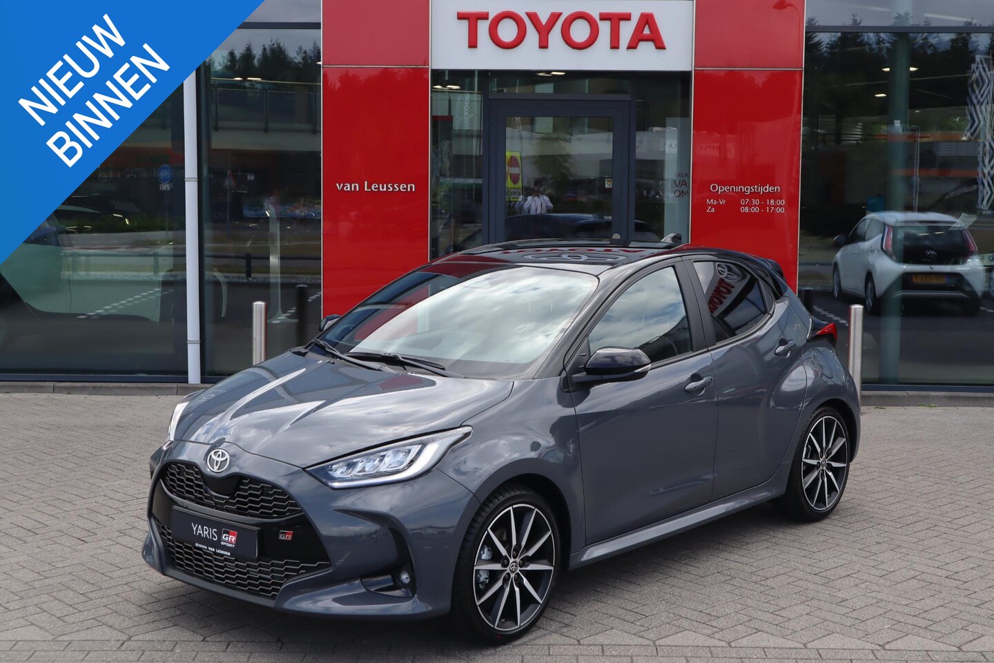 Toyota Yaris - 1.5 HYBRID 130 GR Sport NIEUW&DIRECT LEVERBAAR! PANODAK JBL-AUDIO STOEL+STUURVERW. BLIND-S - AutoWereld.nl