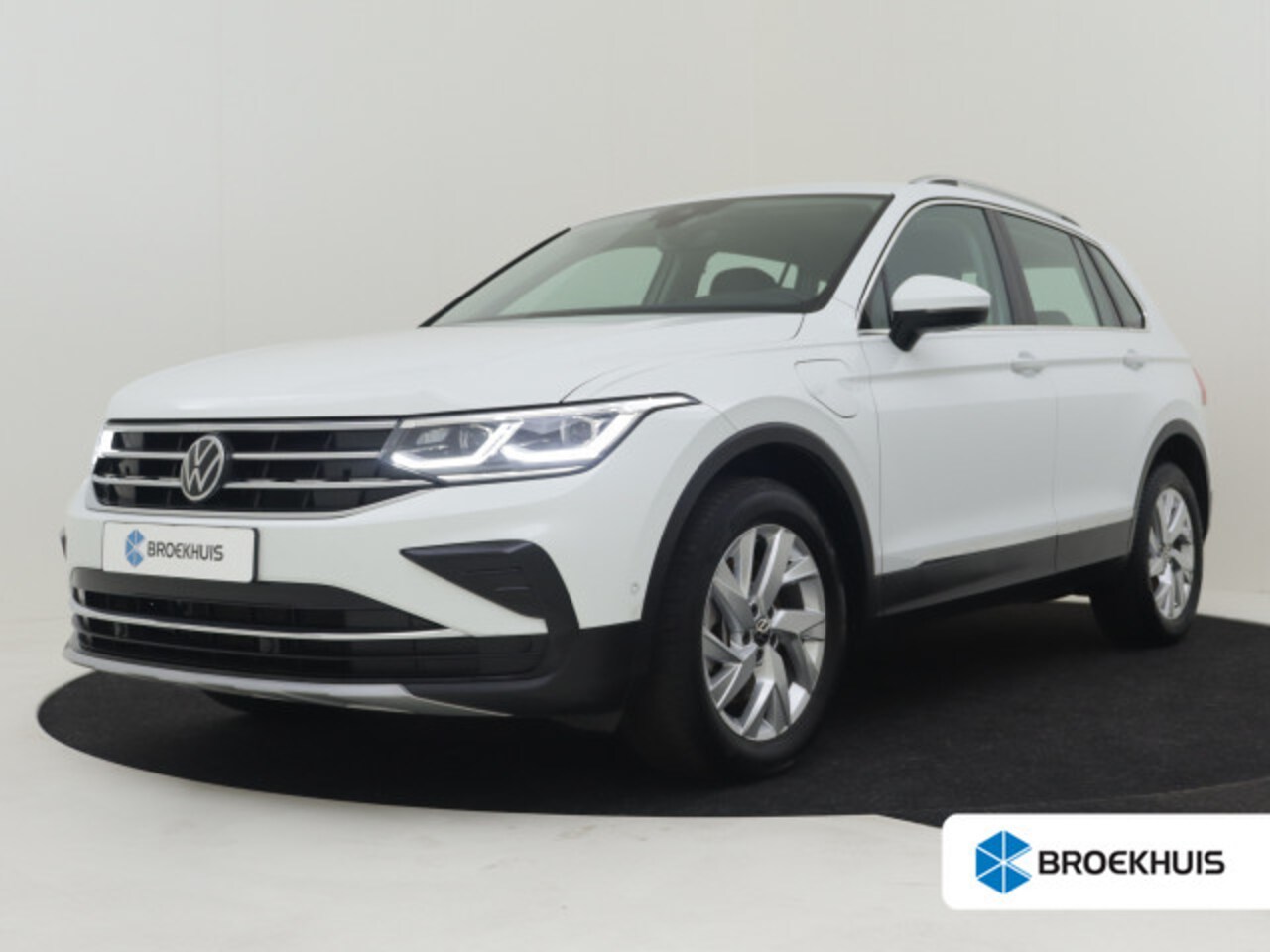 Volkswagen Tiguan - 1.4 TSI eHybrid Elegance 245pk | Dodehoekdetectie | Matrix koplampen  | Park assist | Adap - AutoWereld.nl