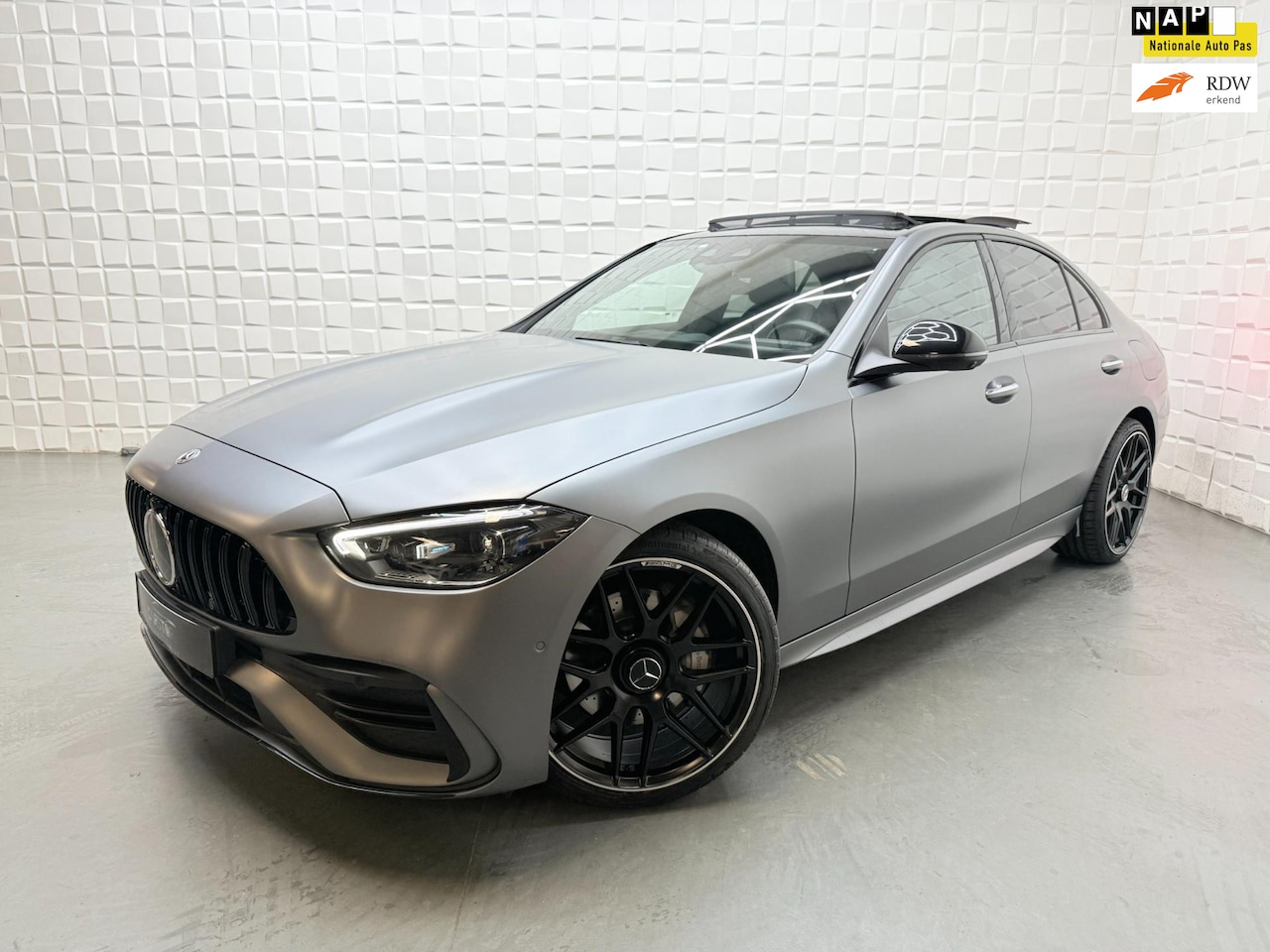 Mercedes-Benz C-klasse - 300 e AMG NIGHT PANO HUD 360 CAM - AutoWereld.nl