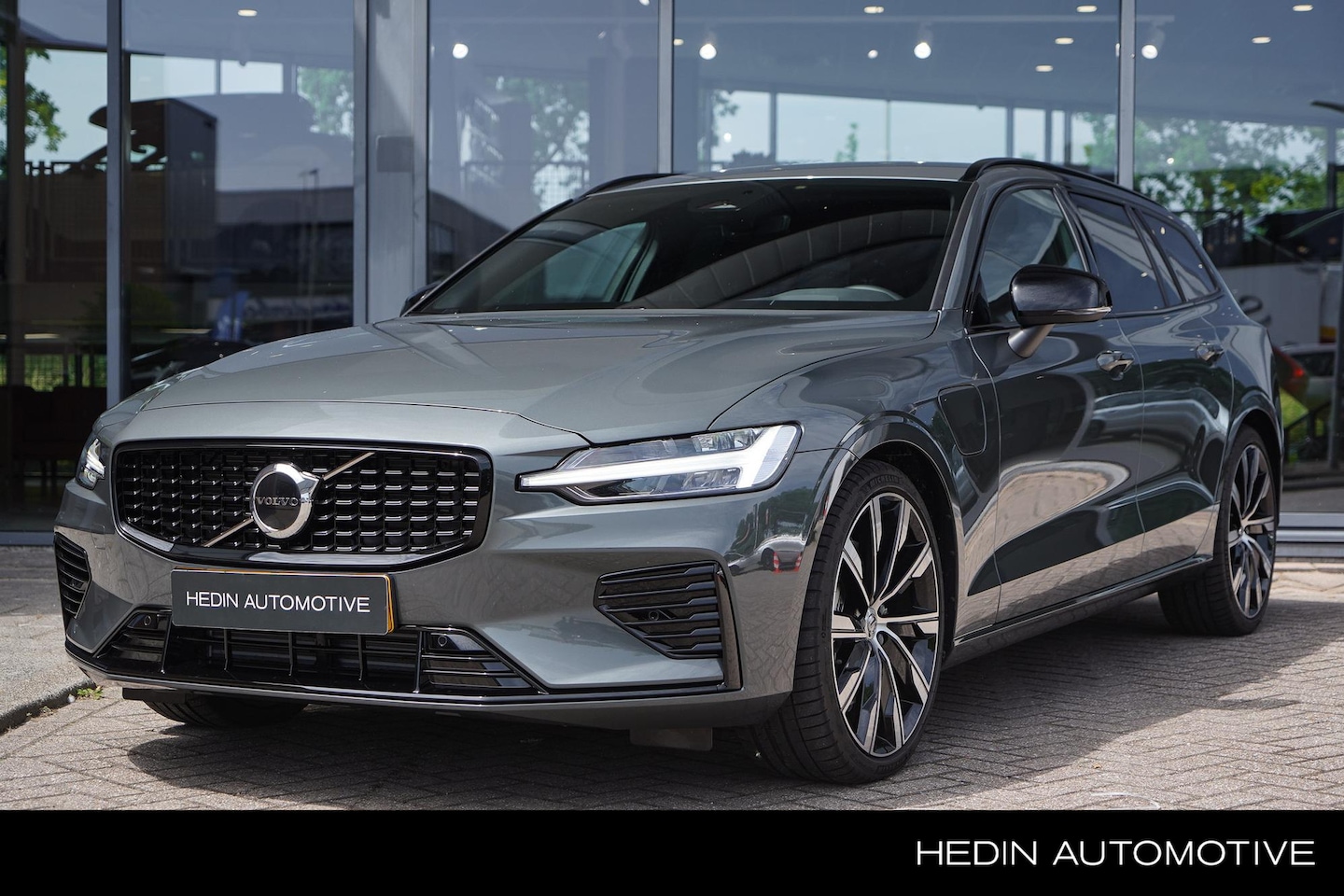 Volvo V60 - 2.0 T6 Plug-in hybrid AWD Plus Dark | Long Range Accu | Automaat | Sportstoelen elektrisch - AutoWereld.nl