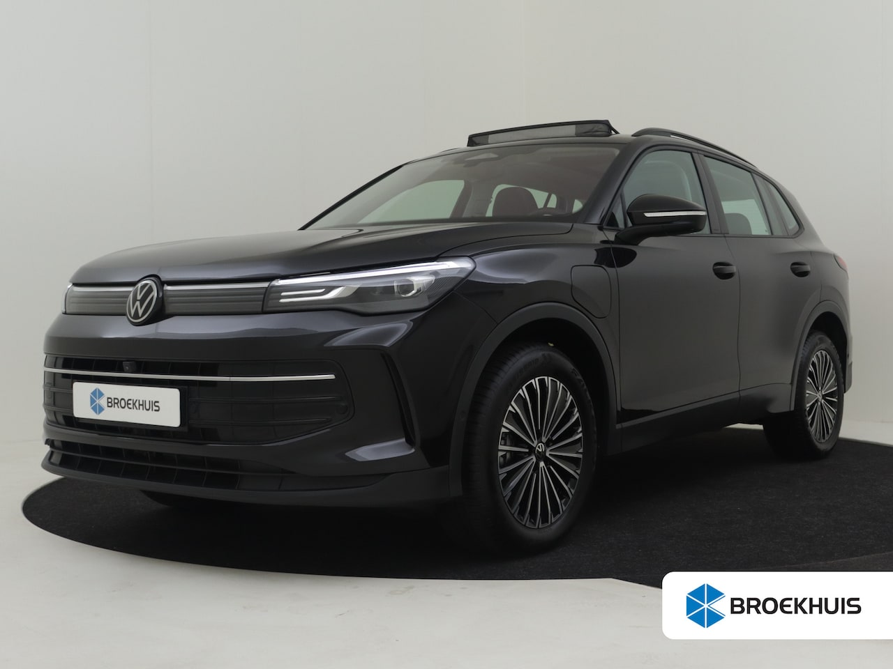 Volkswagen Tiguan - 204pk | Panorama dak | Trekhaak | Park assist | 360 camara | Navigatie | Stuur & stoelverw - AutoWereld.nl