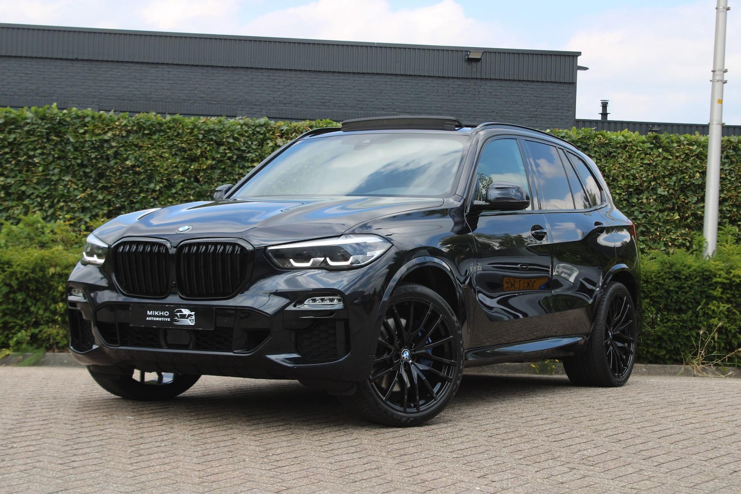 BMW X5 - XDrive45e | M Sport | Panoramadak | Luchtvering | Trekhaak | Carbonschwarz | Shadowline | - AutoWereld.nl