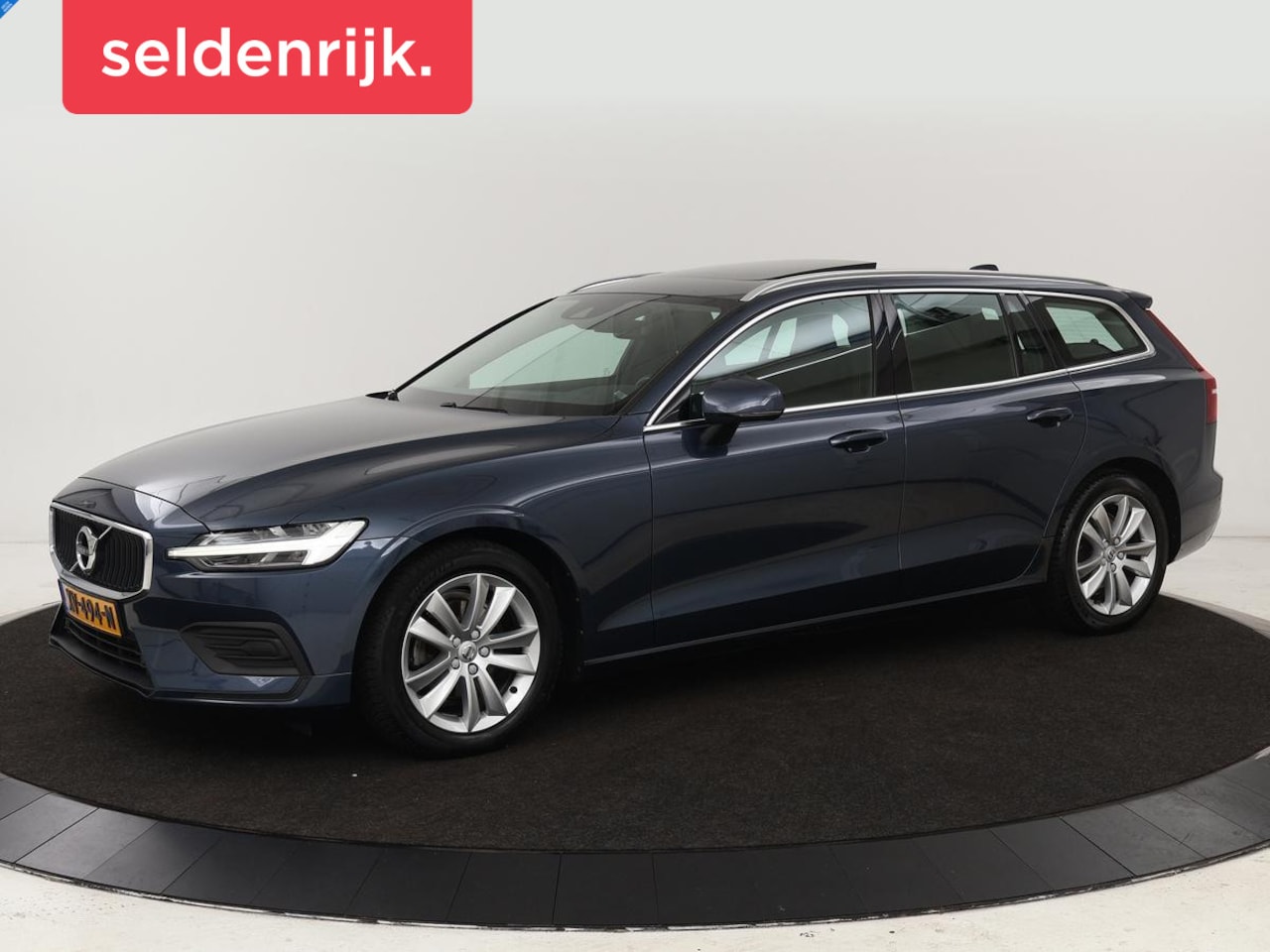 Volvo V60 - 2.0 D4 Momentum | 1e eigenaar | Panoramadak | Leder | Trekhaak | Stoelverwarming | Carplay - AutoWereld.nl