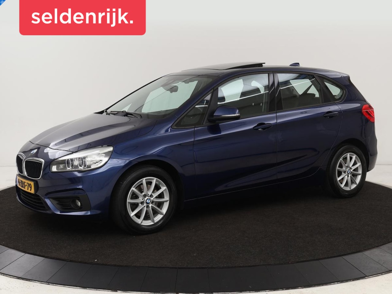 BMW 2-serie Active Tourer - 218d | Panoramadak | Sportstoelen | Trekhaak | Full LED | Climate control | Parkeerhulp | - AutoWereld.nl