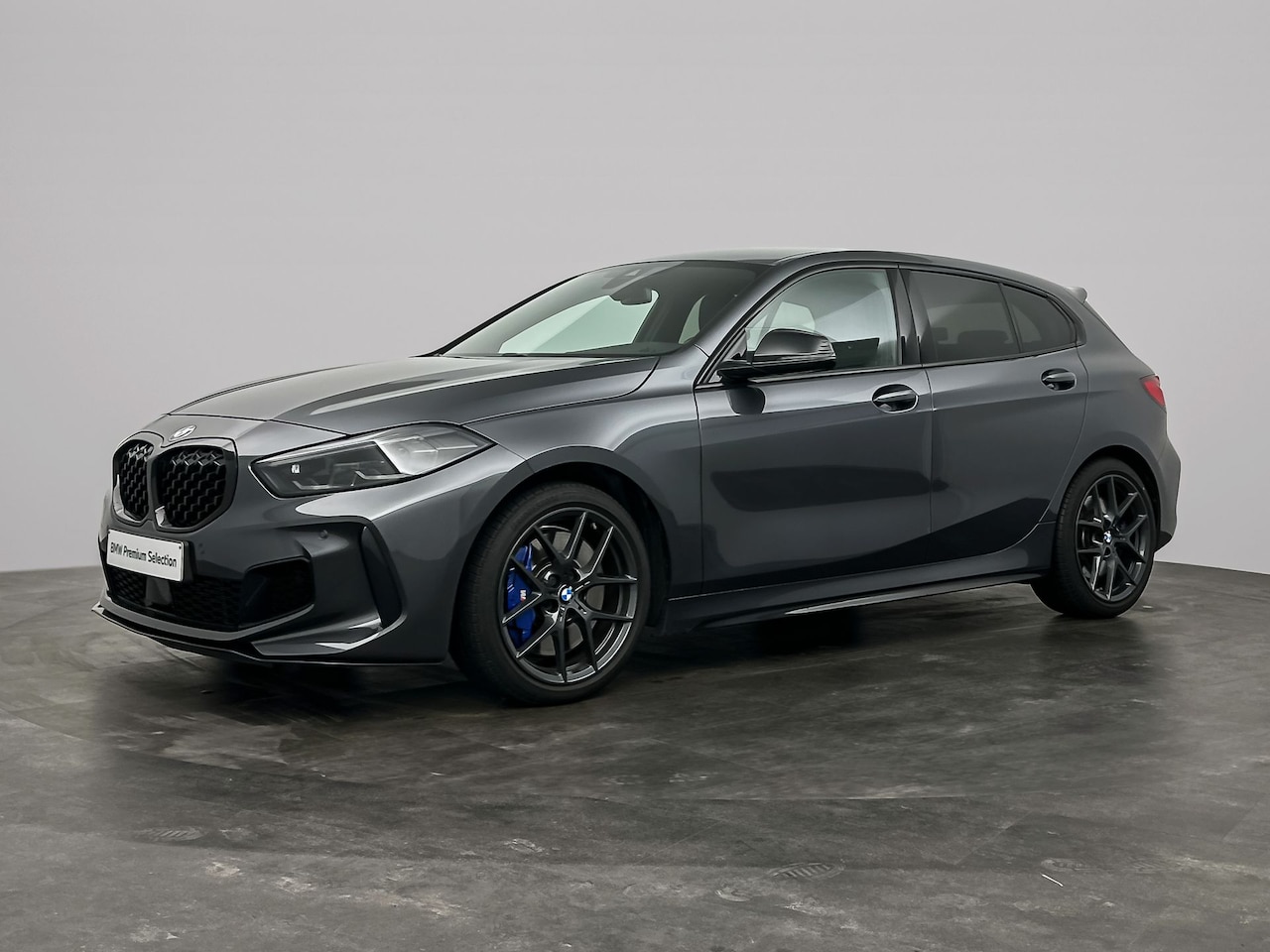 BMW 1-serie - M135i xDrive | Harman Kardon | Extra getint glas achter | Stoelverwarming | Stuurverwarmin - AutoWereld.nl