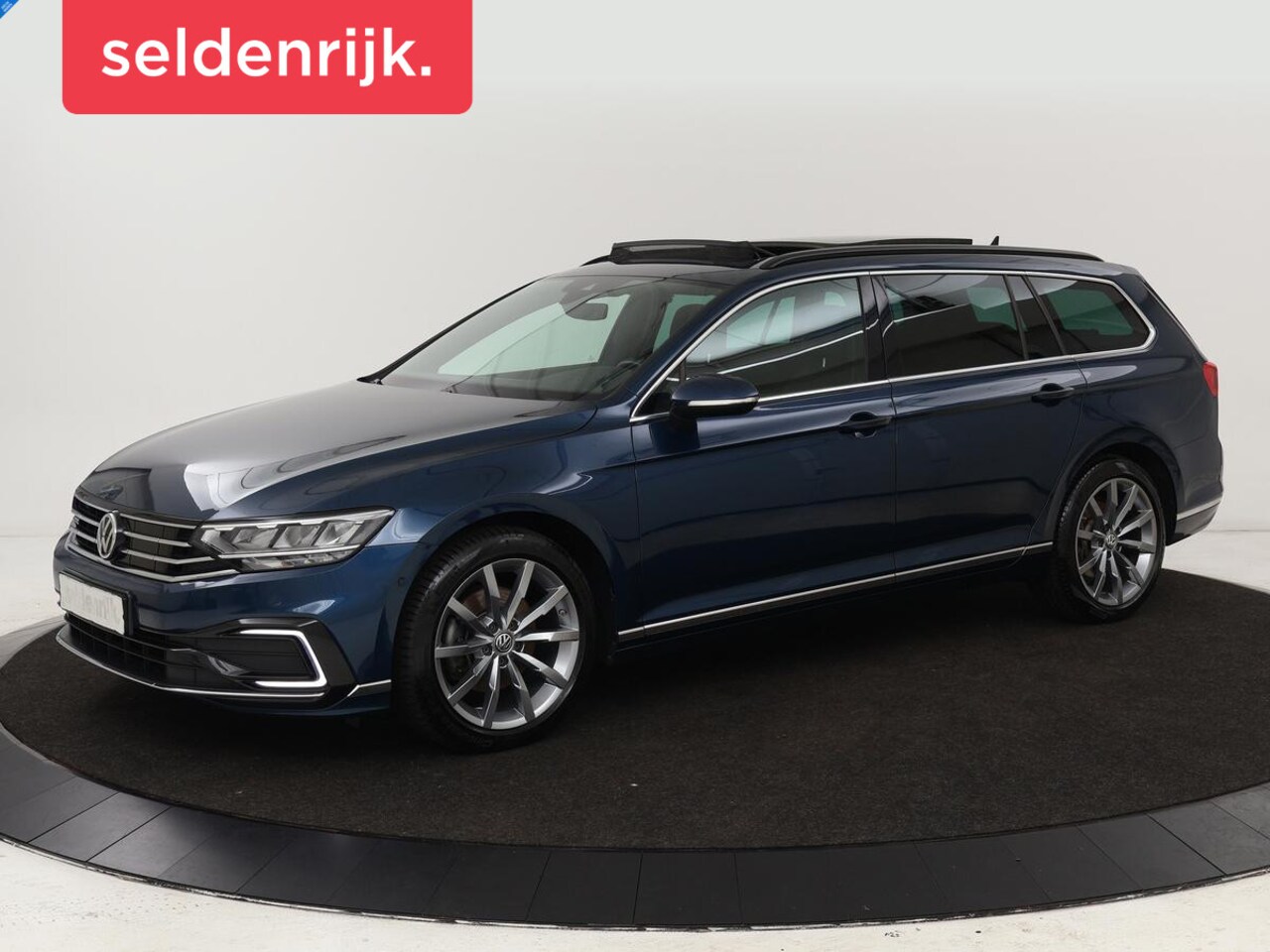 Volkswagen Passat Variant - 1.4 TSI PHEV GTE | Panoramadak | Stoelverwarming | Trekhaak | Side Assist | Camera | Carpl - AutoWereld.nl