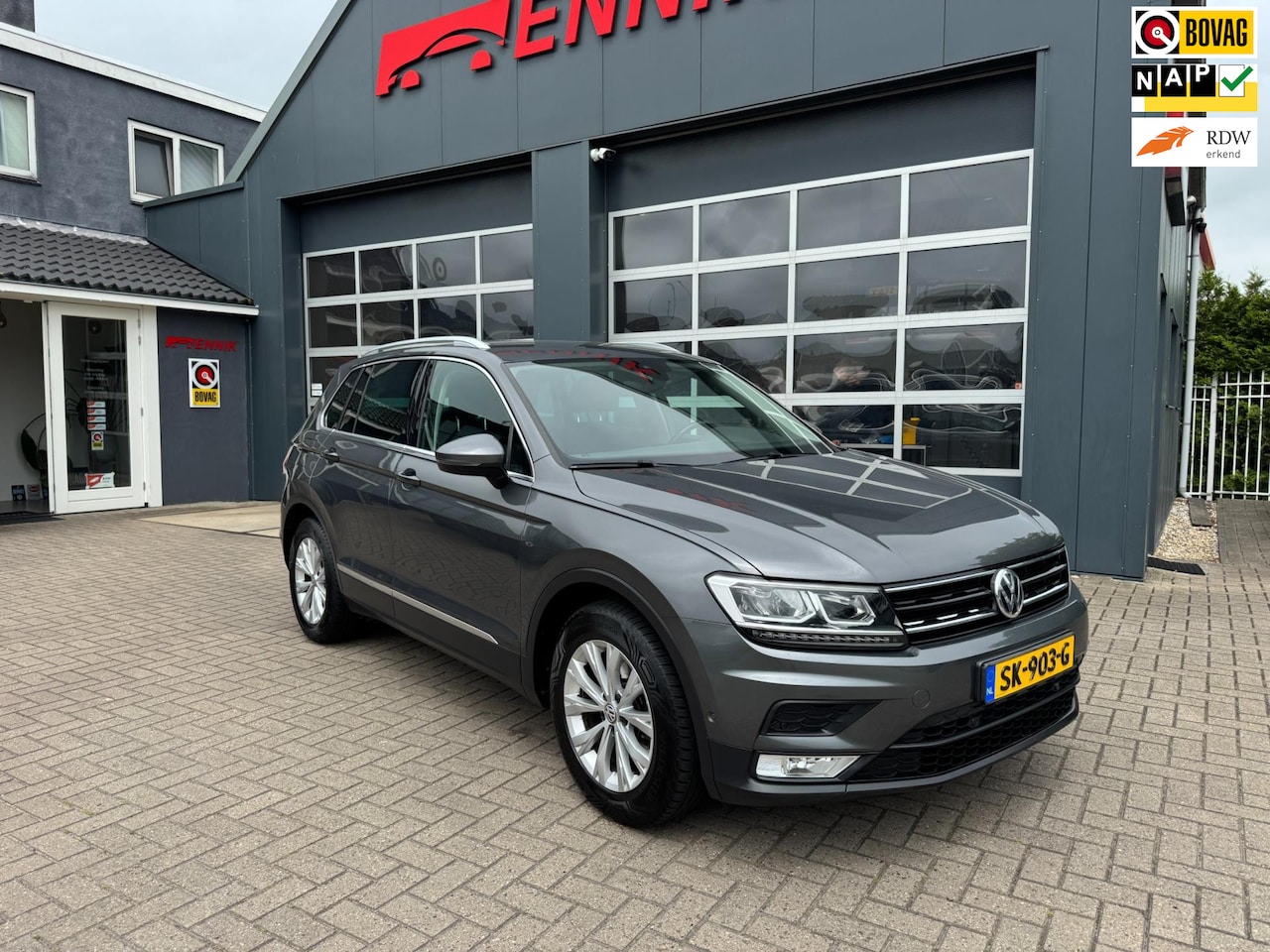 Volkswagen Tiguan - 2.0 TDI Comfortline Business / ACC / Camera / Carplay / BTW / Lane assist / Trekhaak/ Mass - AutoWereld.nl