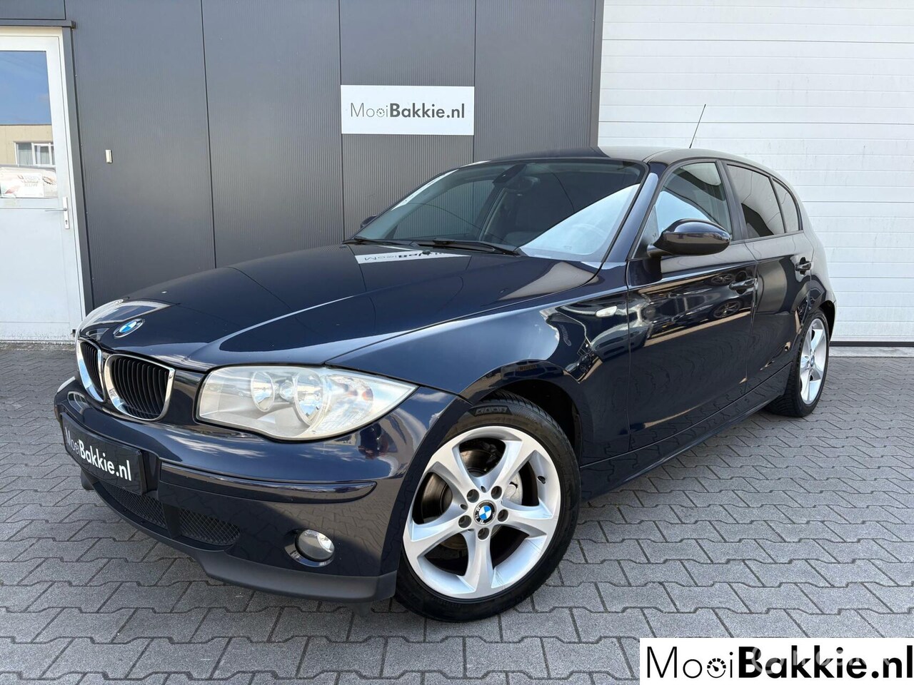 BMW 1-serie - 118i High Executive 5-Drs / Trekhaak / Cruise - AutoWereld.nl