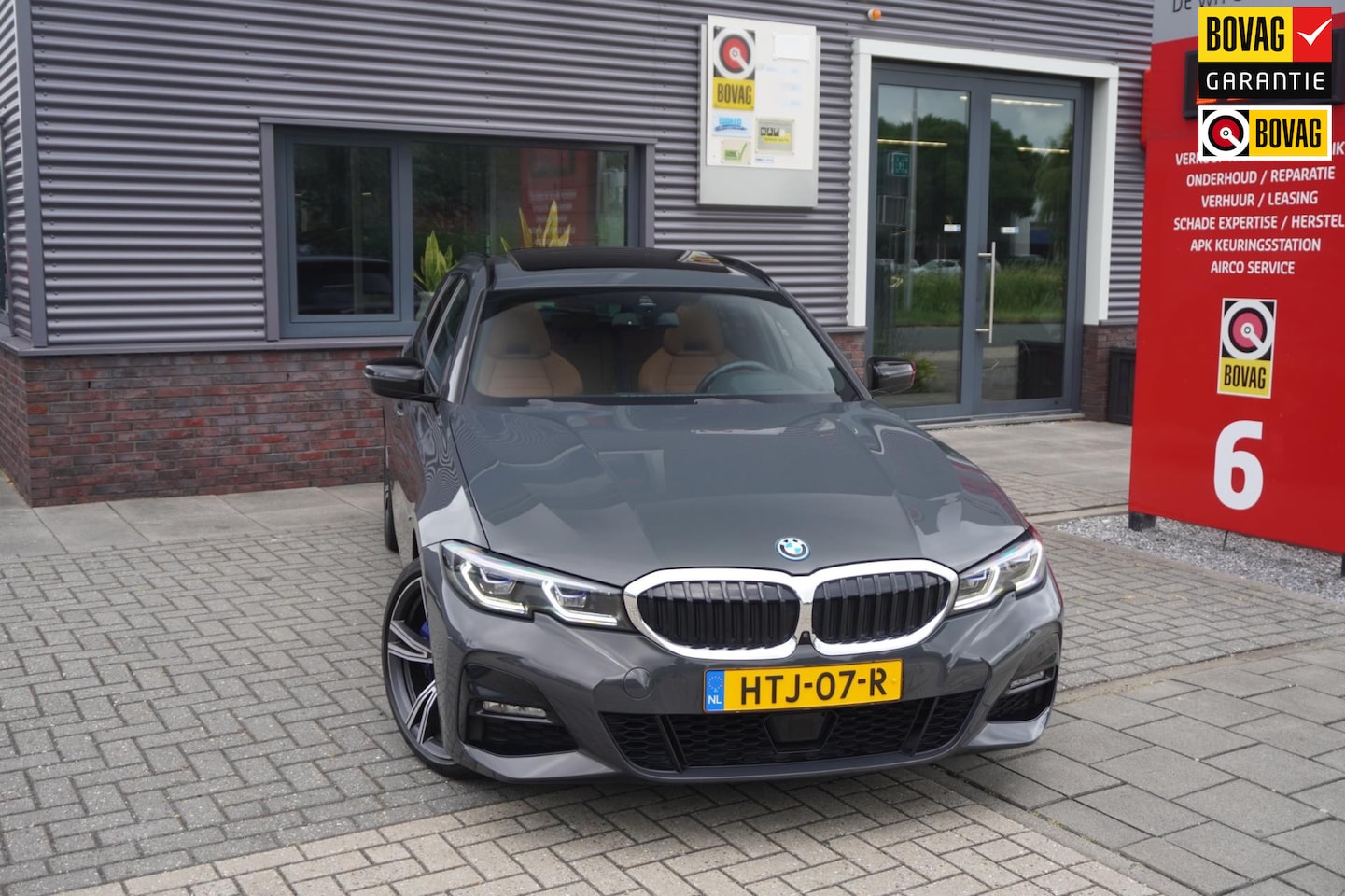 BMW 3-serie Touring - 330e / M sport / M Sportstoelen / Dravitgrau / Pano - AutoWereld.nl