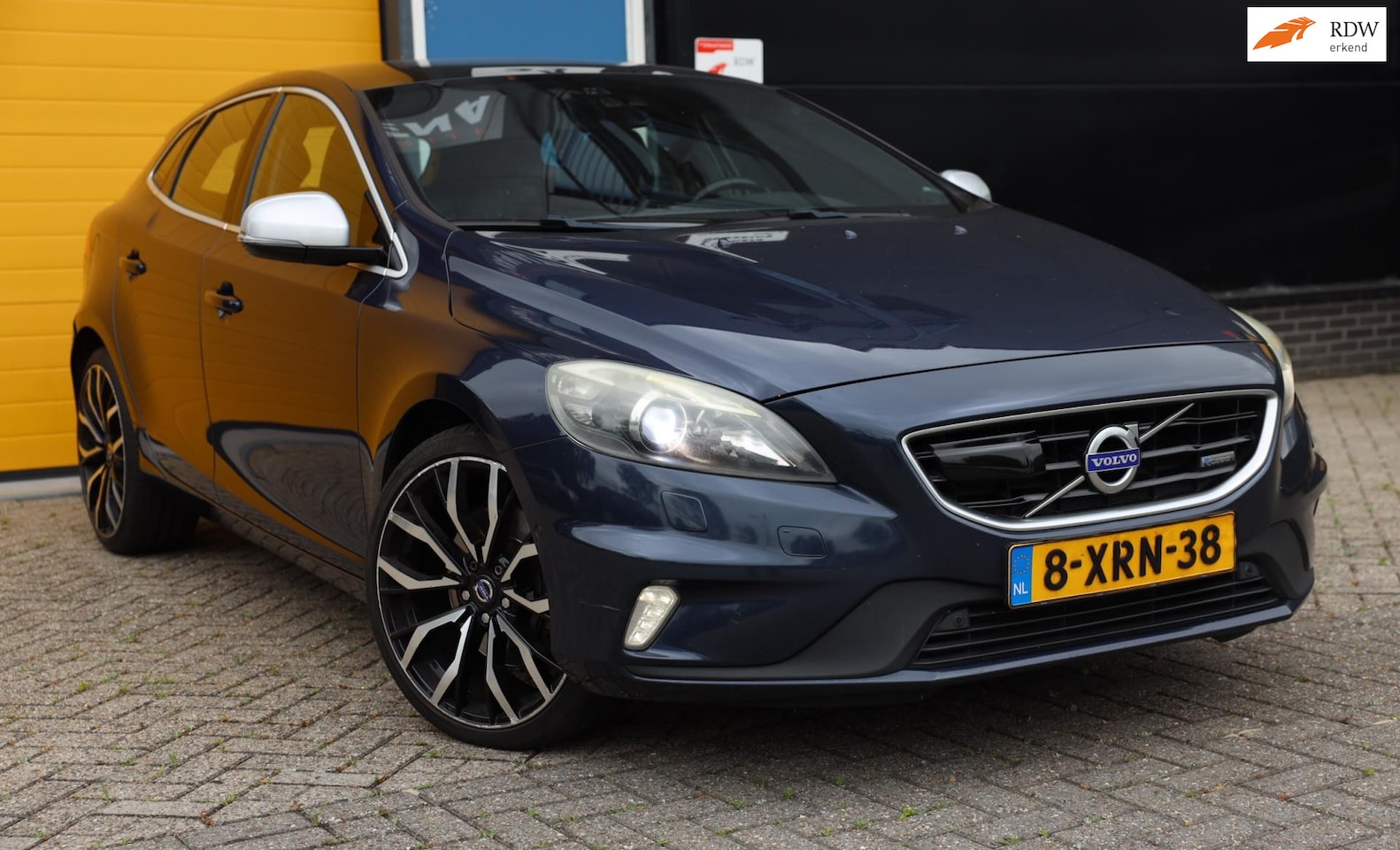 Volvo V40 - 2.0 D4 R-Design Business / 190 Pk / Elek Stoelen / Navi / Camera / Panoramadak / Xenon / P - AutoWereld.nl