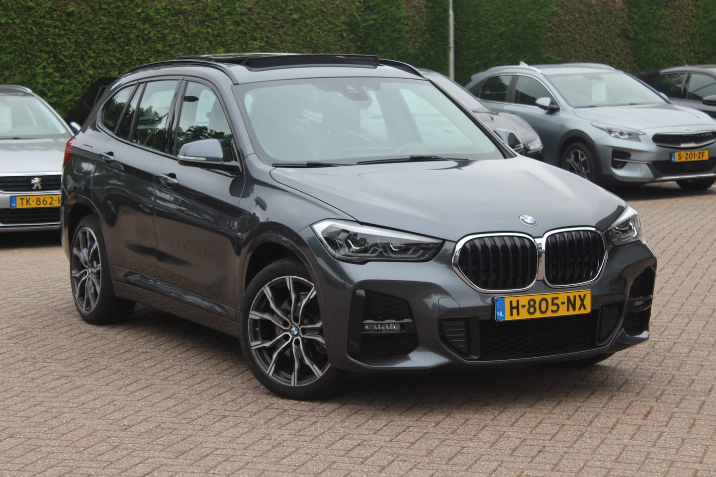 BMW X1 - xDrive25e Executive Ed. M Sport / Trekhaak / Panoramadak / Camera / Head-up / Leder / 19'' - AutoWereld.nl