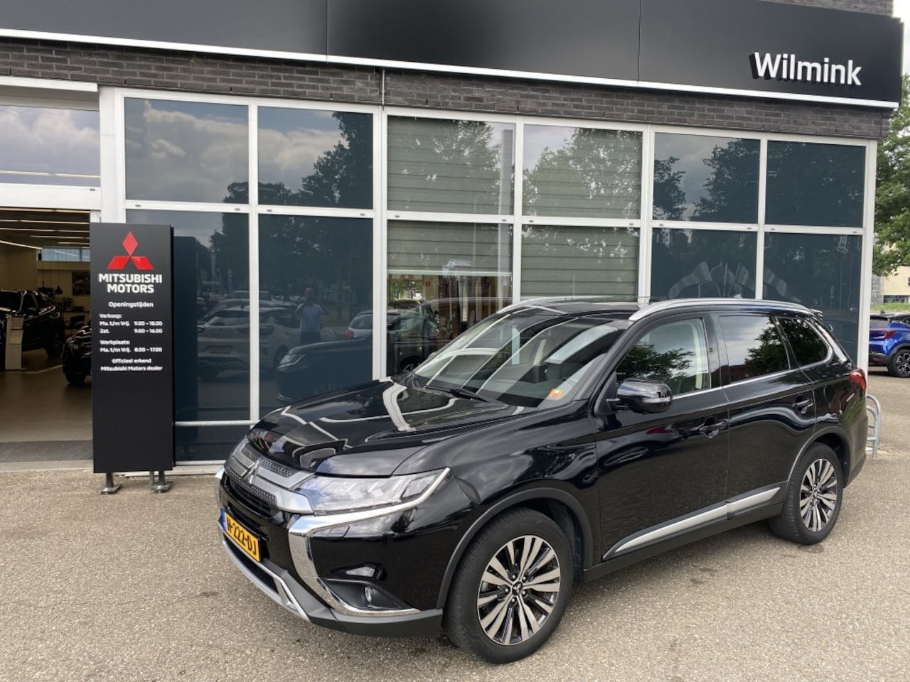Mitsubishi Outlander - 2.0 2WD Limited | 7 ZITS | Trekhaak - AutoWereld.nl