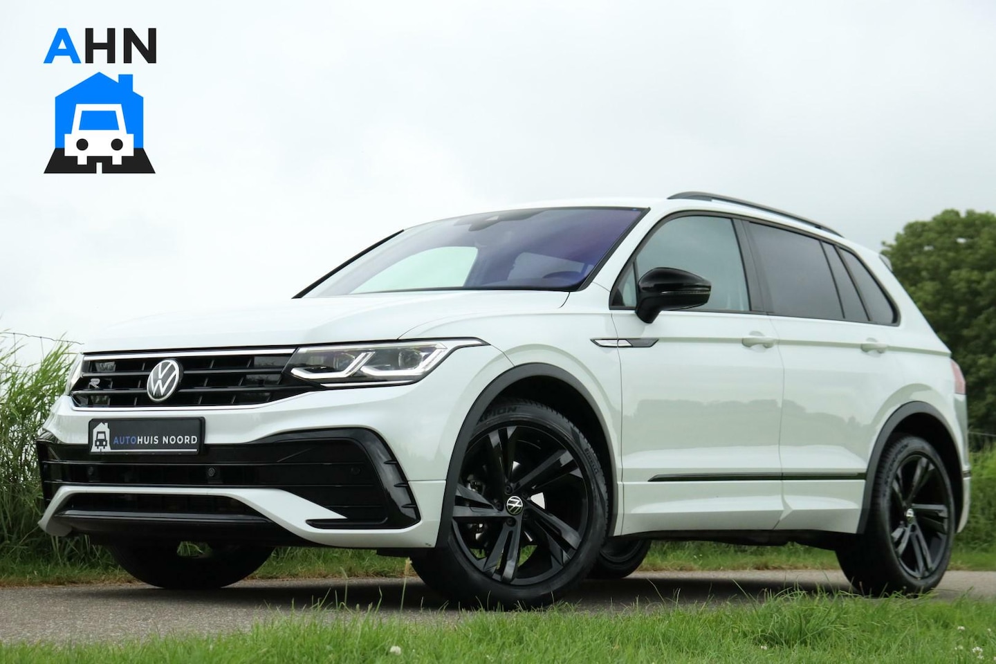 Volkswagen Tiguan - 1.5 TSI / 2x R-Line / Black Style / Virtual Cockpit / Camera / Matrix LED / Trekhaak / 19" - AutoWereld.nl