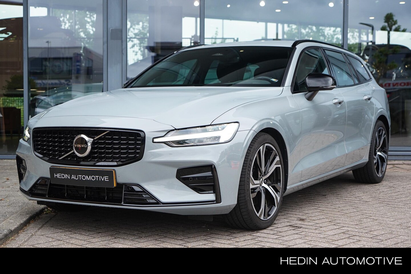 Volvo V60 - 2.0 B3 Plus Dark | Google | Stoel & Stuurverwarming | Adaptieve Cruise + Pilot Assist | El - AutoWereld.nl