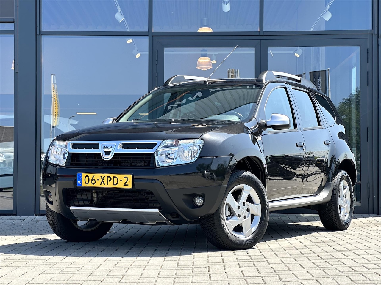 Dacia Duster - 1.6 16V 109pk LPG G3 Aniversare | Trekh. | Cruise C. | Leer | 1e Eig. | NL Auto | - AutoWereld.nl