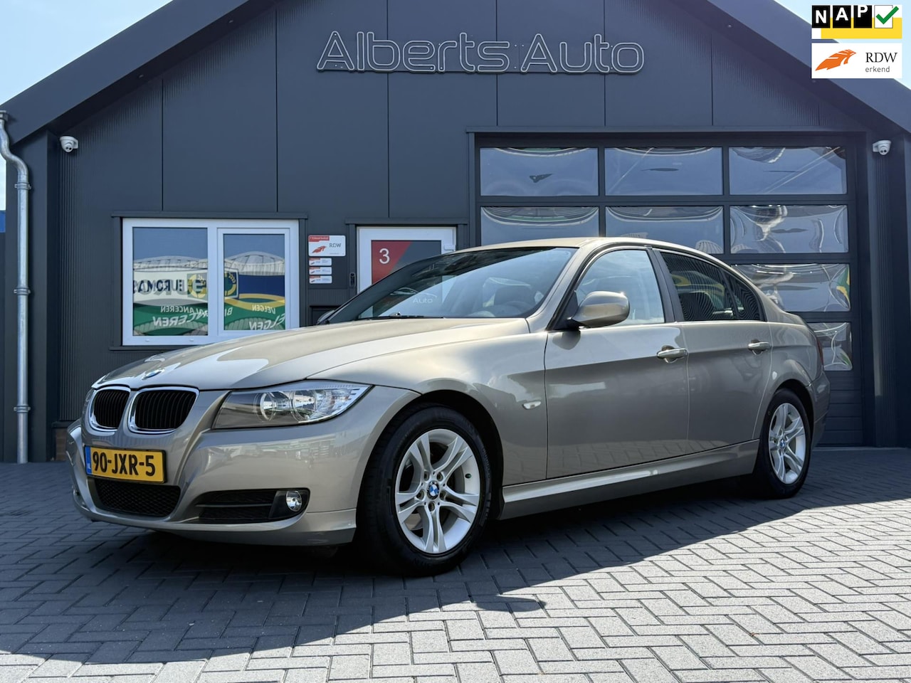 BMW 3-serie - 320i Business Line | LEDER | NAVI | CLIMA | NWE APK - AutoWereld.nl