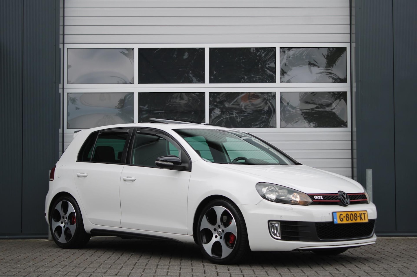 Volkswagen Golf - 2.0 GTI Clima/Cruise/Stoelverwarming/Schuifdak/PDCv+a/Navi/Bluetooth/RadioCD.AUX/18"LM/Zwa - AutoWereld.nl