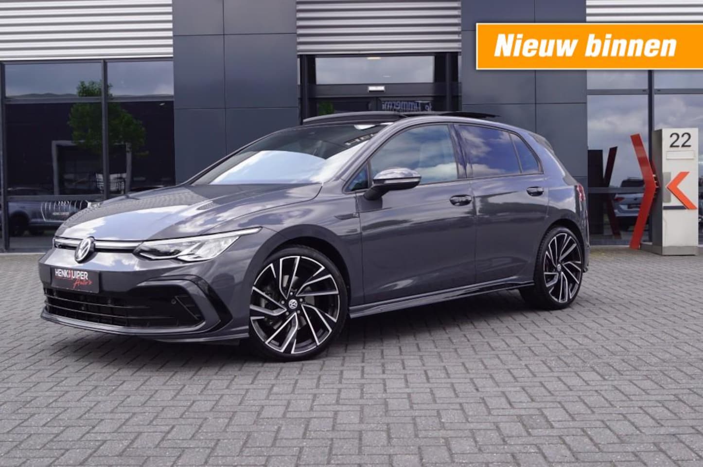 Volkswagen Golf - 1.5 TSI DSG R-Line 150pk/ Panodak /Trekhaak/ Camera / 19 Inch/DCC/ACC - AutoWereld.nl