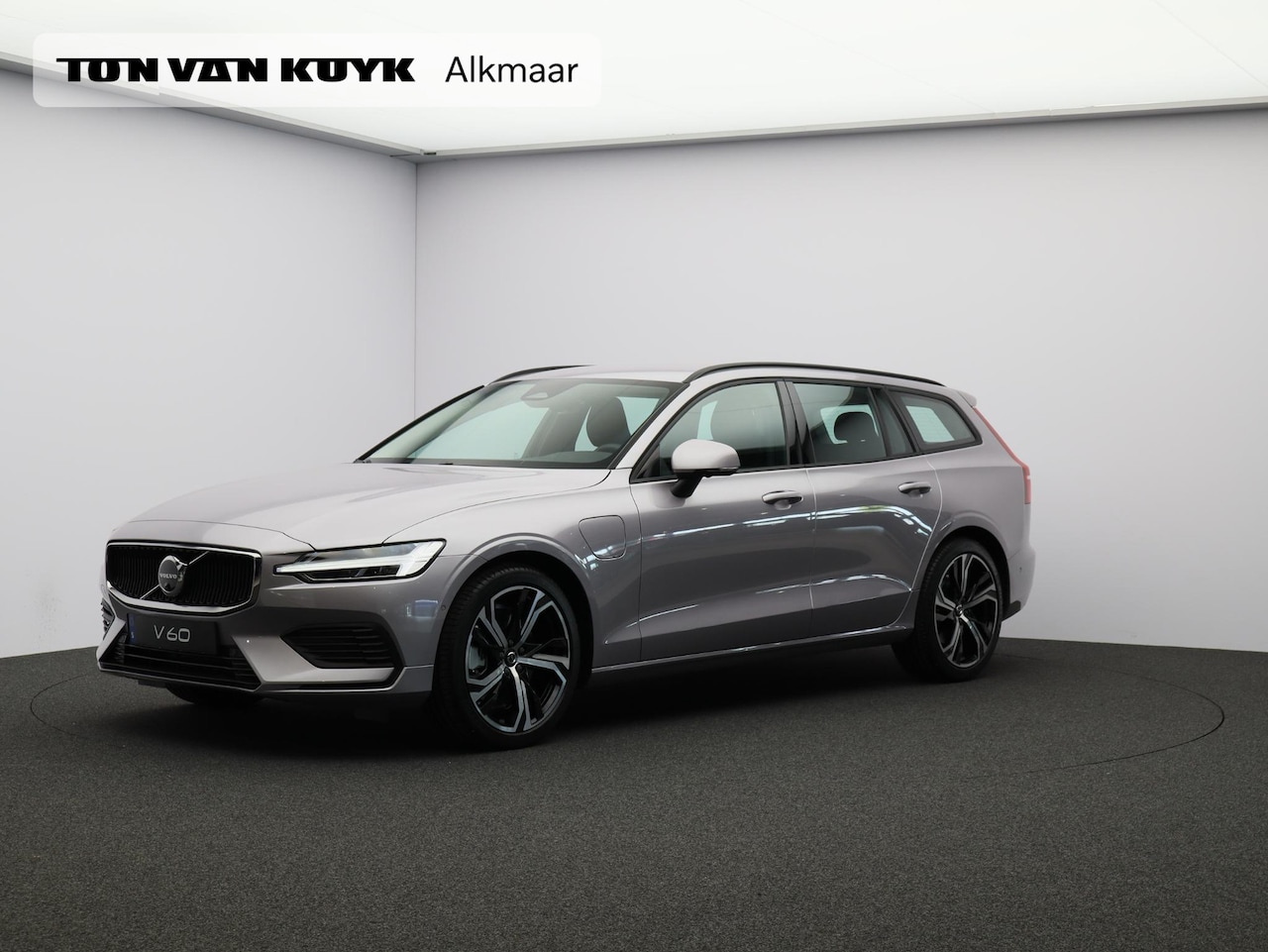 Volvo V60 - 2.0 T6 Plug-in hybrid AWD Core Business Edition / Harman Kardon / 360 camera / 19" / Stoel - AutoWereld.nl