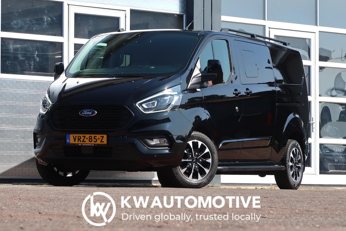 Ford Transit Custom - 300 2.0 TDCI L2H1 Limited DC AUT/ LED/ CAMERA/ 2X DEUR/ LEDER/ ACC/ CARPLAY/ CLIMA/ TREKHA - AutoWereld.nl