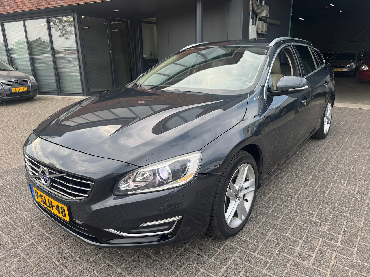 Volvo V60 - 2.4 D6 AWD Plug-In Hybrid TREKHAAK XENON LEDER DEALER OH NAP - AutoWereld.nl