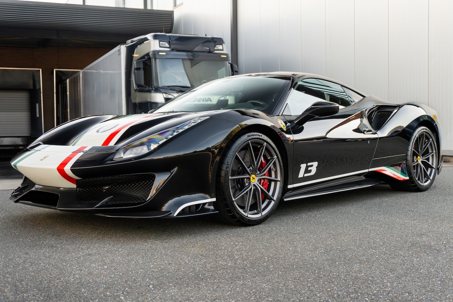 Ferrari 488 - Pista Piloti - Nero Daytona - Tailor Made - Origineel NL - AutoWereld.nl
