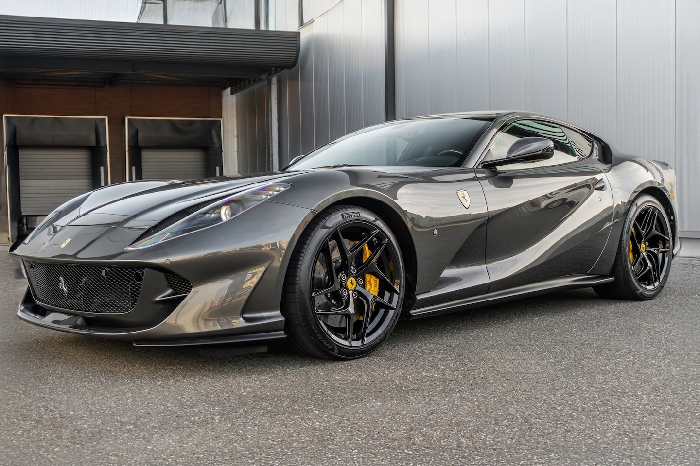 Ferrari 812 Superfast - Grigio Silverstone - Carbon LED - AutoWereld.nl
