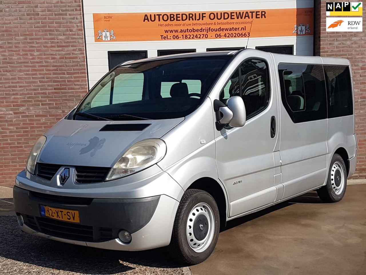 Renault Trafic Passenger - 2.0 dCi T27 L1H1 Authentique 2.0 dCi T27 L1H1 Authentique - AutoWereld.nl