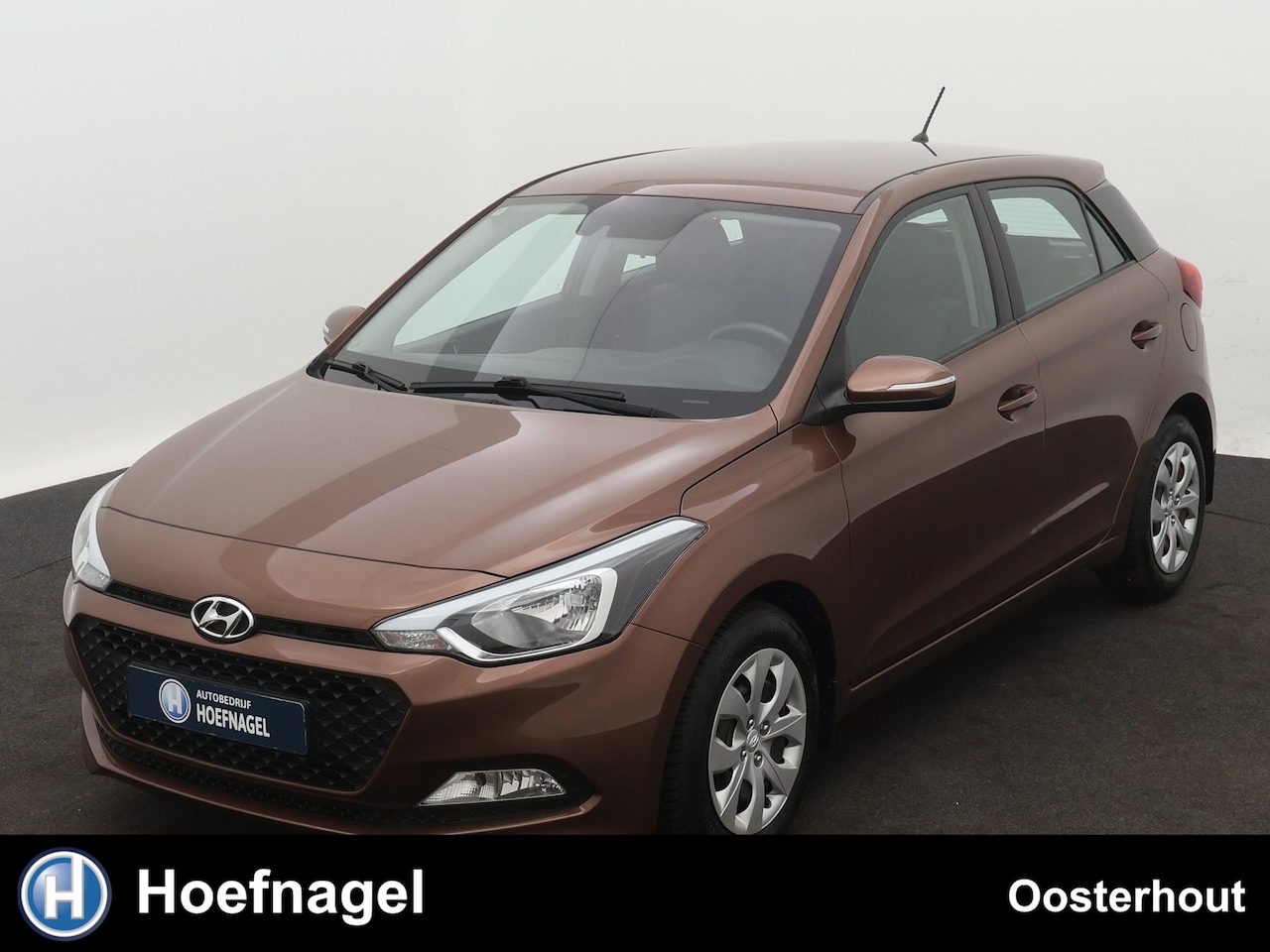 Hyundai i20 - 1.4 Business Edition Automaat | Stoelverwarming | Stuurverwarming | Navigatie | Camera - AutoWereld.nl