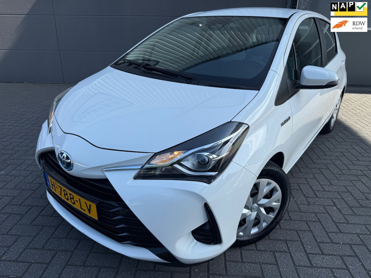 Toyota Yaris - 1.5 Hybrid Active*CRUISE*NAVI*AIRCO*CAMERA*NAP*APK*ELKT-RAAM*C-D AFSTAND - AutoWereld.nl