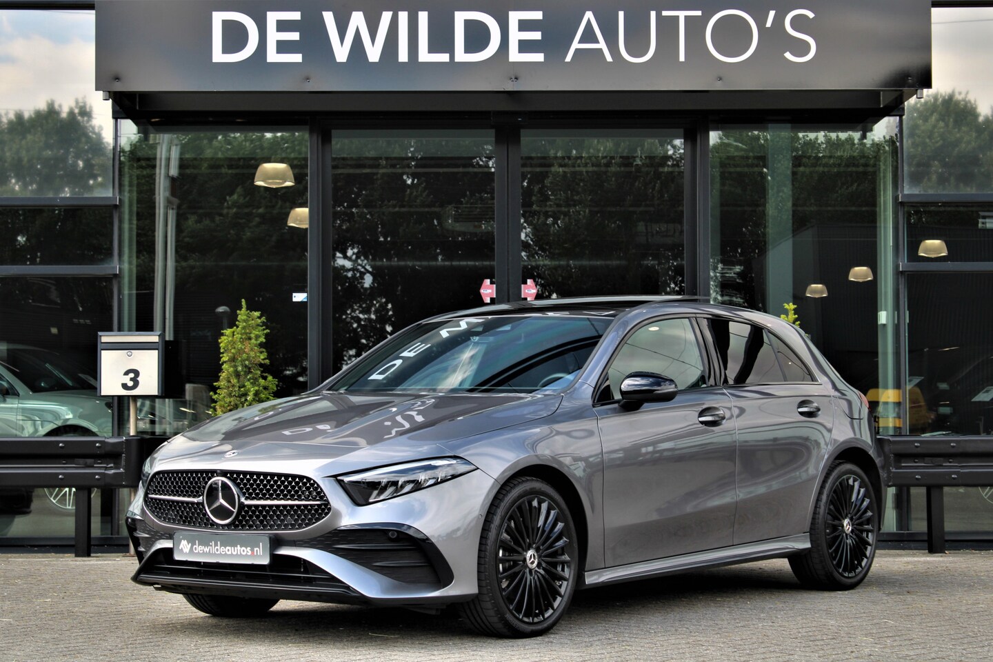 Mercedes-Benz A-klasse - 250 e AMG 218pk Pano Camera 19-inch Sfeerlicht Distronic Stuurverwarming - AutoWereld.nl