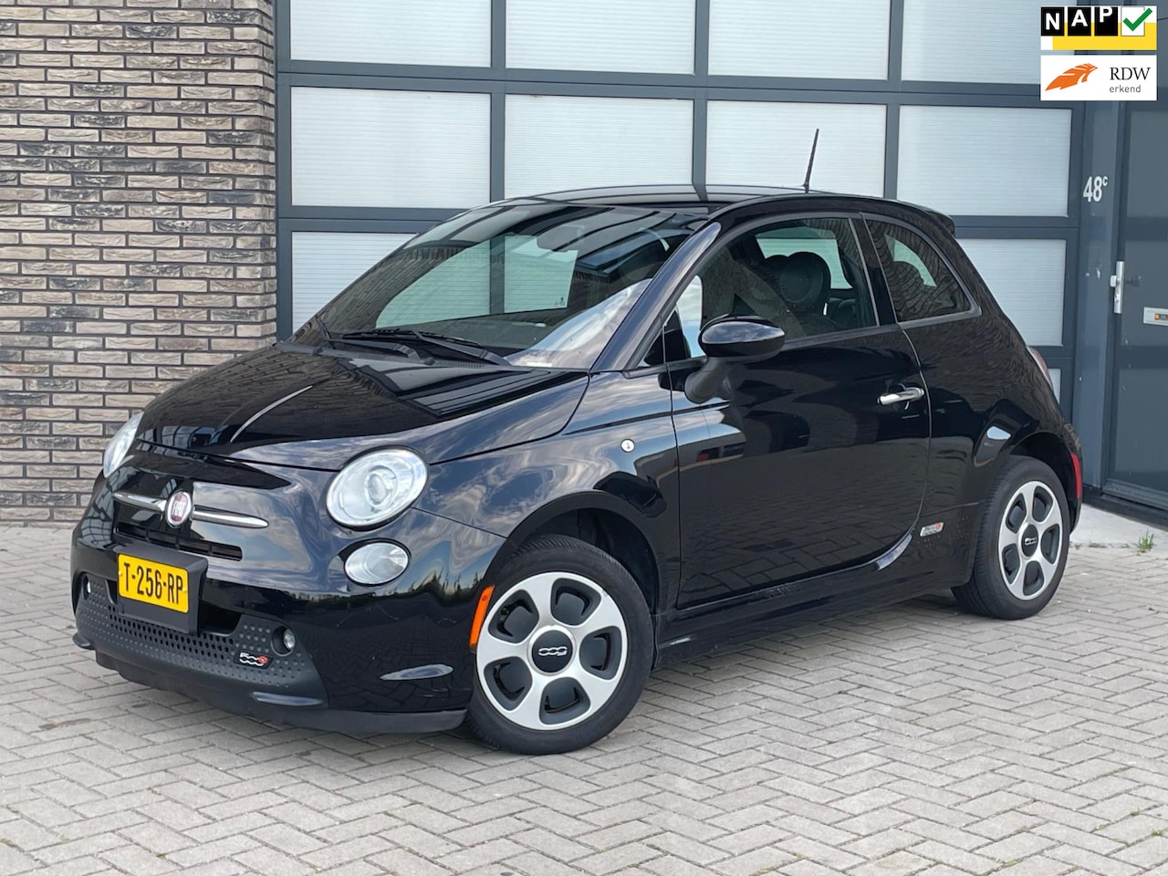 Fiat 500e - 24kwh | Nieuwe APK | Leder | Climate Control | Stoelverwarming | Zomerbanden | 2 Sleutels - AutoWereld.nl