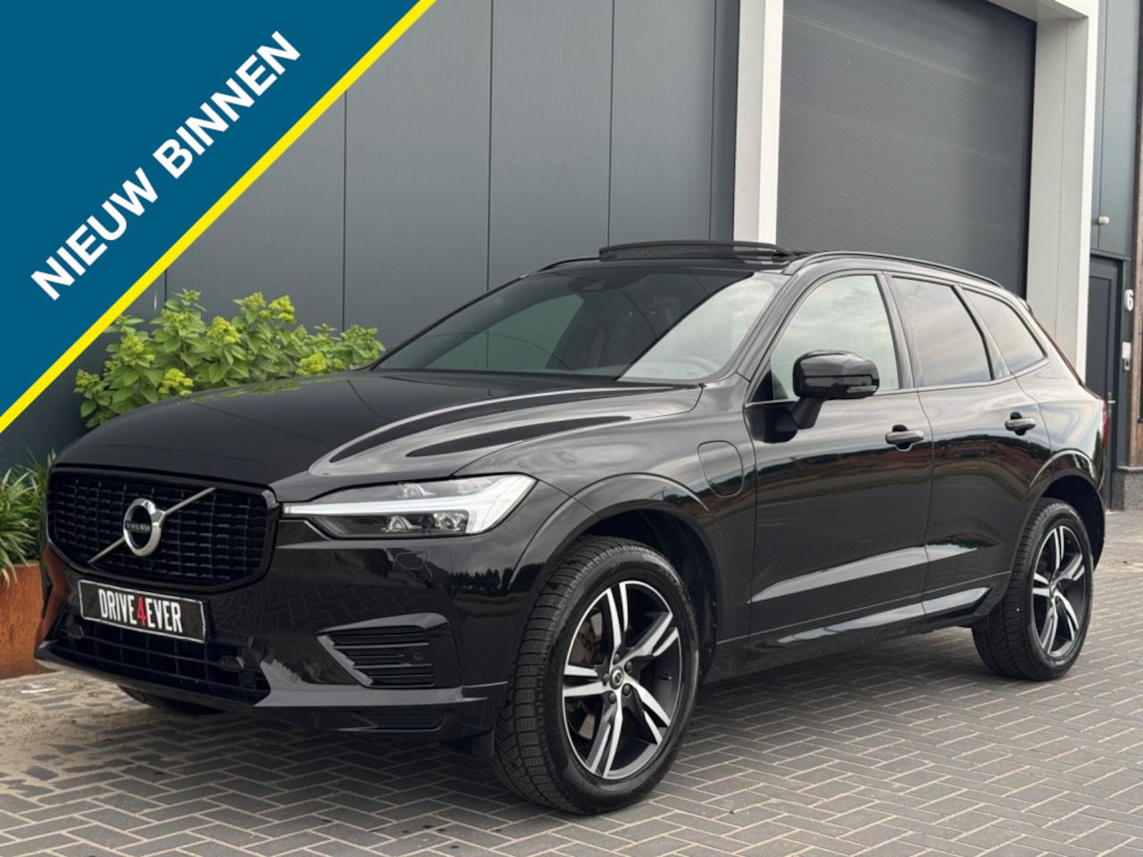 Volvo XC60 - 2.0 T6 AWD R-Design M22 FULL PANO NAVI CLIMATE PDC SPORTVELGEN - AutoWereld.nl