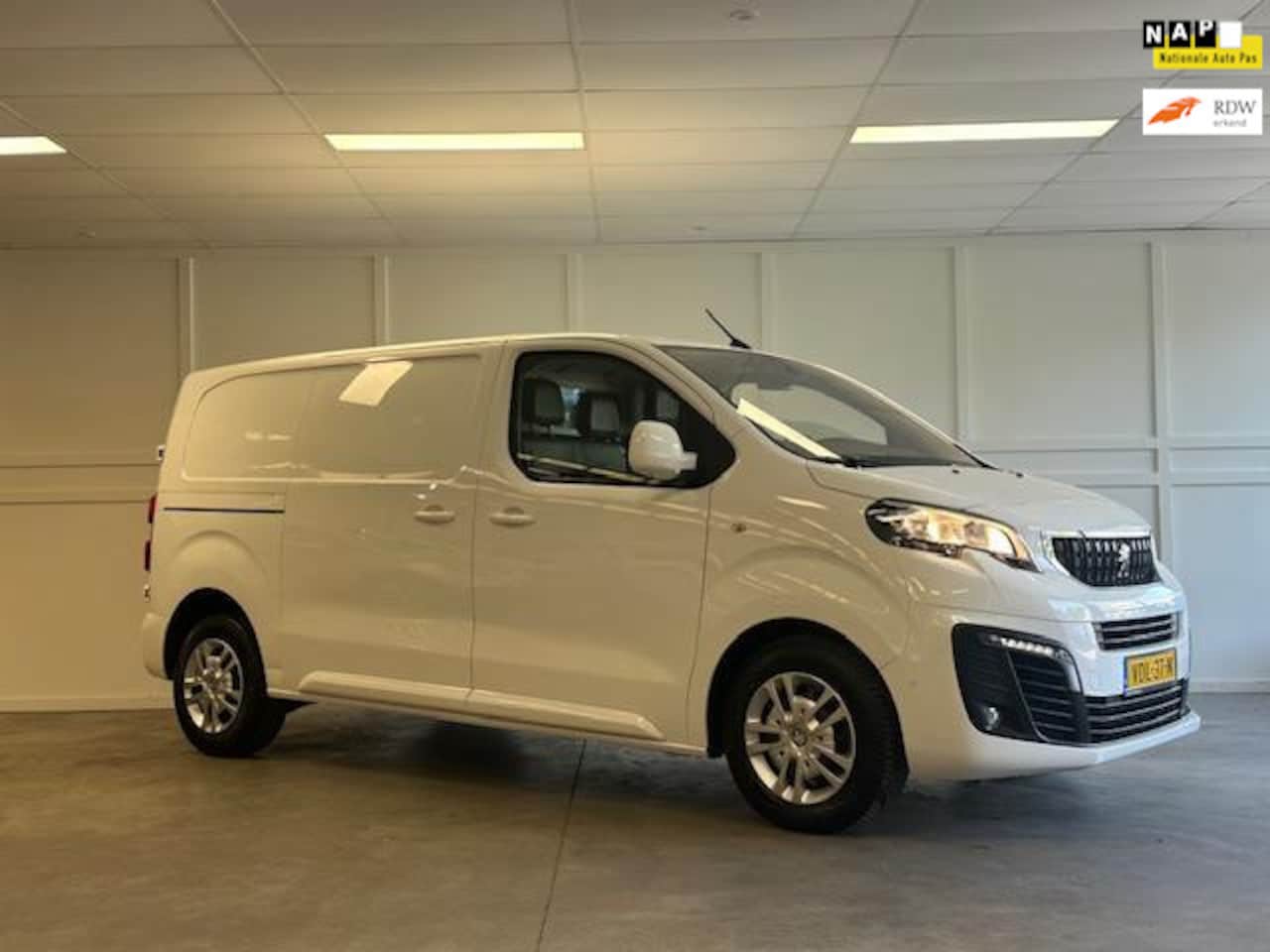 Peugeot Expert - 2.0 BlueHDI / 2019 / 3 Zits / Navi / Cruise / Airco / - AutoWereld.nl