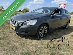 Volvo V60 - 1.6 T3 Momentum NAVI CRUISE AIRCO PARK SENS