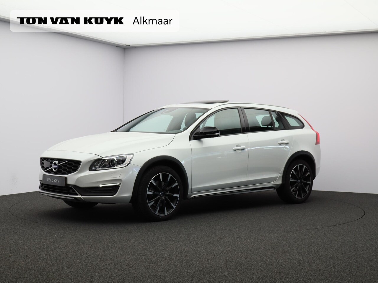 Volvo V60 Cross Country - 2.0 T5 Polar+ / Lederen bekleding / Schuif-kantel dak / Standkachel / Elektrisch bedienbar - AutoWereld.nl