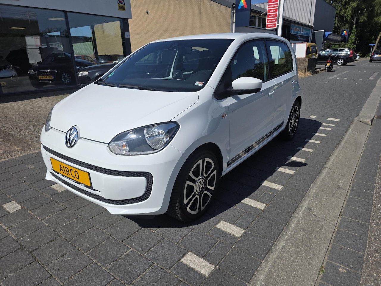 Volkswagen Up! - 1.0 BMT club 5 deurs , airco, sportvelgen, navigatie, parkeer sensoren, enz - AutoWereld.nl