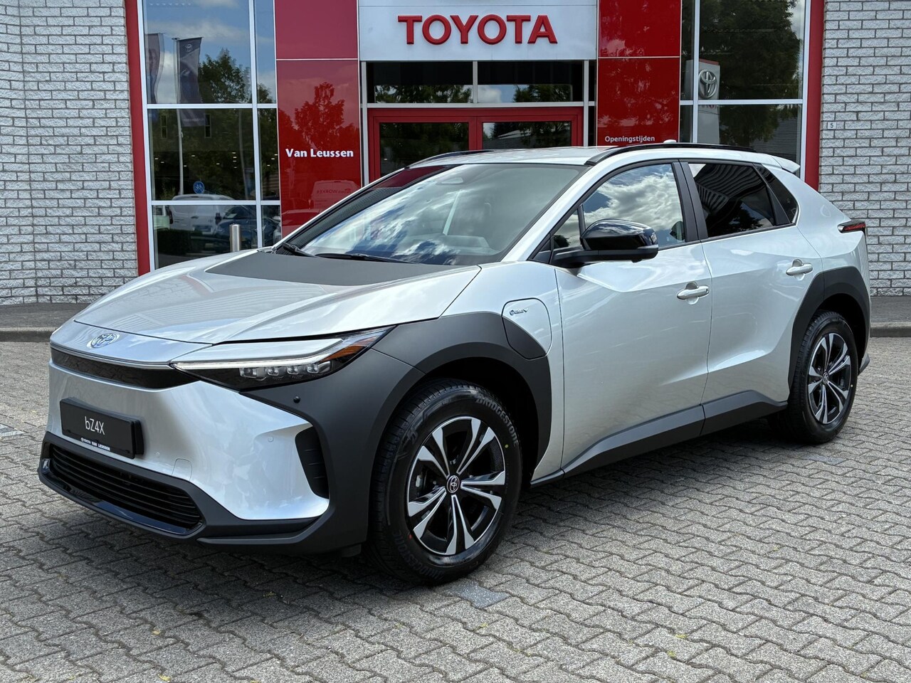 Toyota bZ4X - DYNAMIC 71 kWh NL-AUTO NIEUW EN DIRECT LEVERBAAR!! BLIND-SPOT STOELVERW APPLE/ANDROID EL-A - AutoWereld.nl