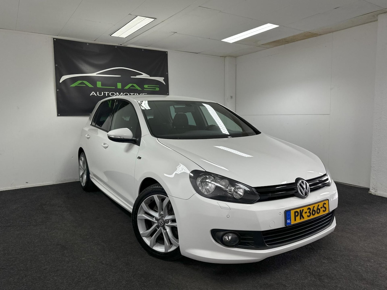 Volkswagen Golf - 1.4 TSI Highline R-line - Stoelverwarming - Led - PDC - Cruise - Wolfsbrug Edition - APK 2 - AutoWereld.nl