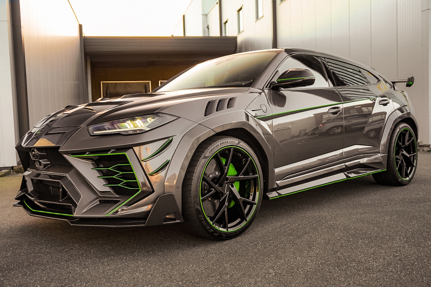 Lamborghini Urus - V8 - Mansory Venatus - Grigio Keres - AutoWereld.nl