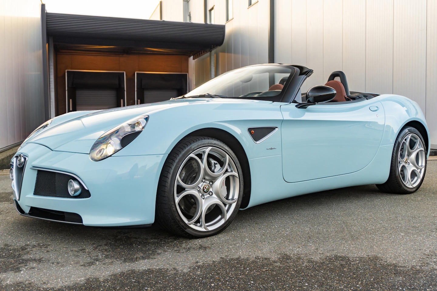 Alfa Romeo 8C Competizione Spider - Celeste - 1 of 500 - AutoWereld.nl