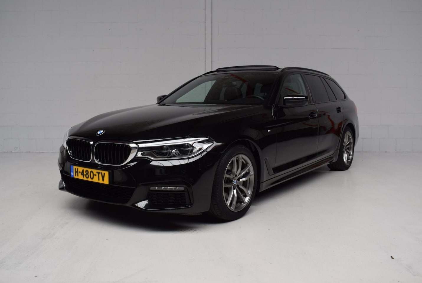 BMW 5-serie Touring - 520i AUT8 M-SPORT ORG.NED / NAP / PANORAMADAK / VIRTUAL / CAMERA / LEER / COMFORTSTOELEN / - AutoWereld.nl