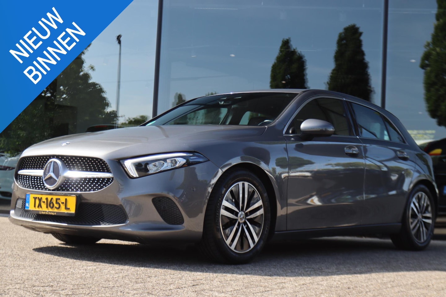 Mercedes-Benz A-klasse - 180 PREMIUM AUT. | BURMESTER | WIDESCREEN | TREKHAAK | LED | AMBIENT | MEMORY | KEY-LESS | - AutoWereld.nl