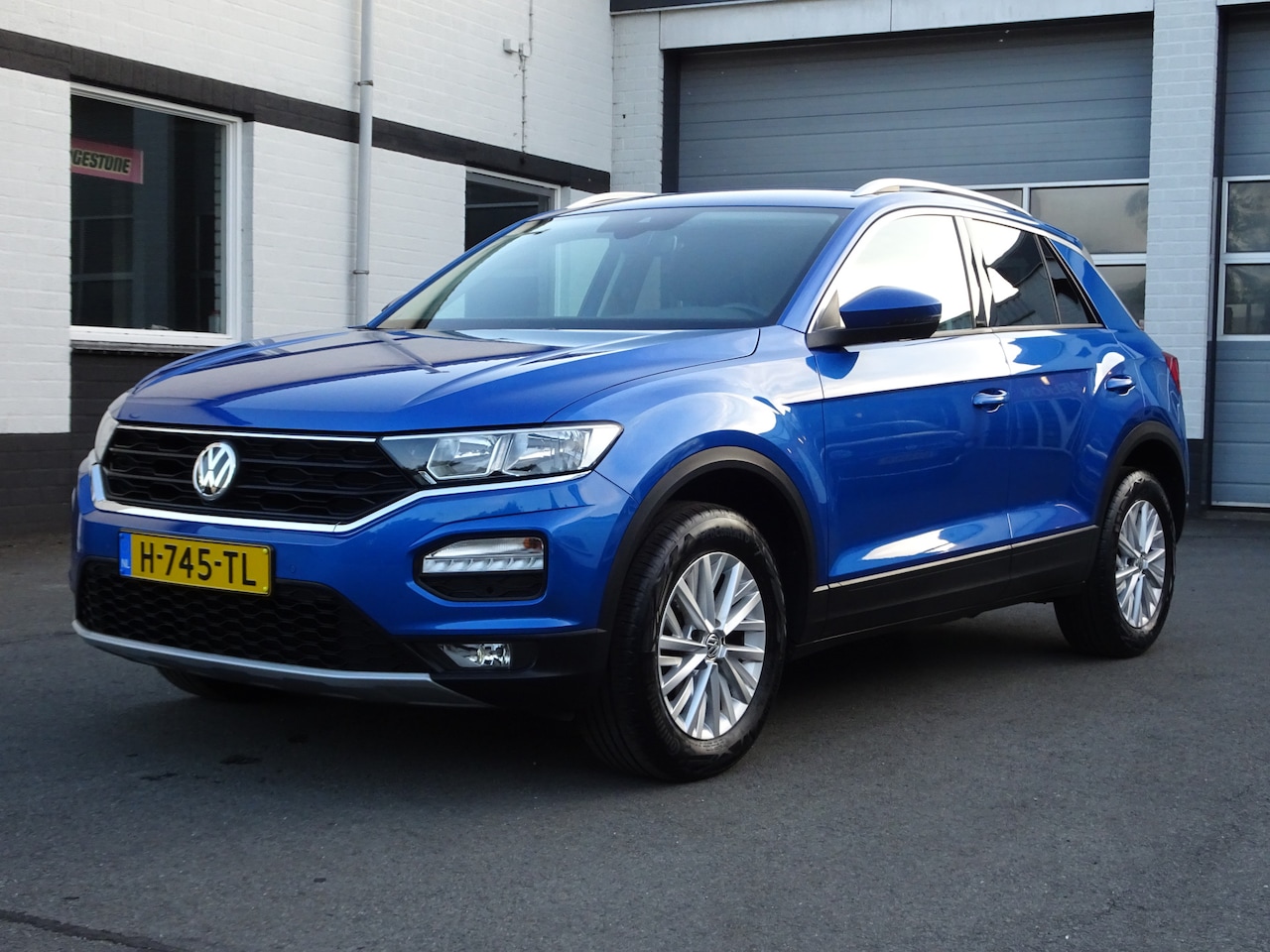 Volkswagen T-Roc - 1.0 TSI Style Automatische airco, cruise controle, parkeersensoren voor en achter, navigat - AutoWereld.nl