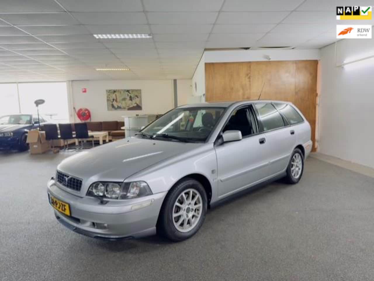 Volvo V40 - 2.0 Europa Apk Nieuw,Airco,Cruise,Stoelverwarming,N.A.P,Lm velgen,Trekhaak,2 sleutels,Tops - AutoWereld.nl