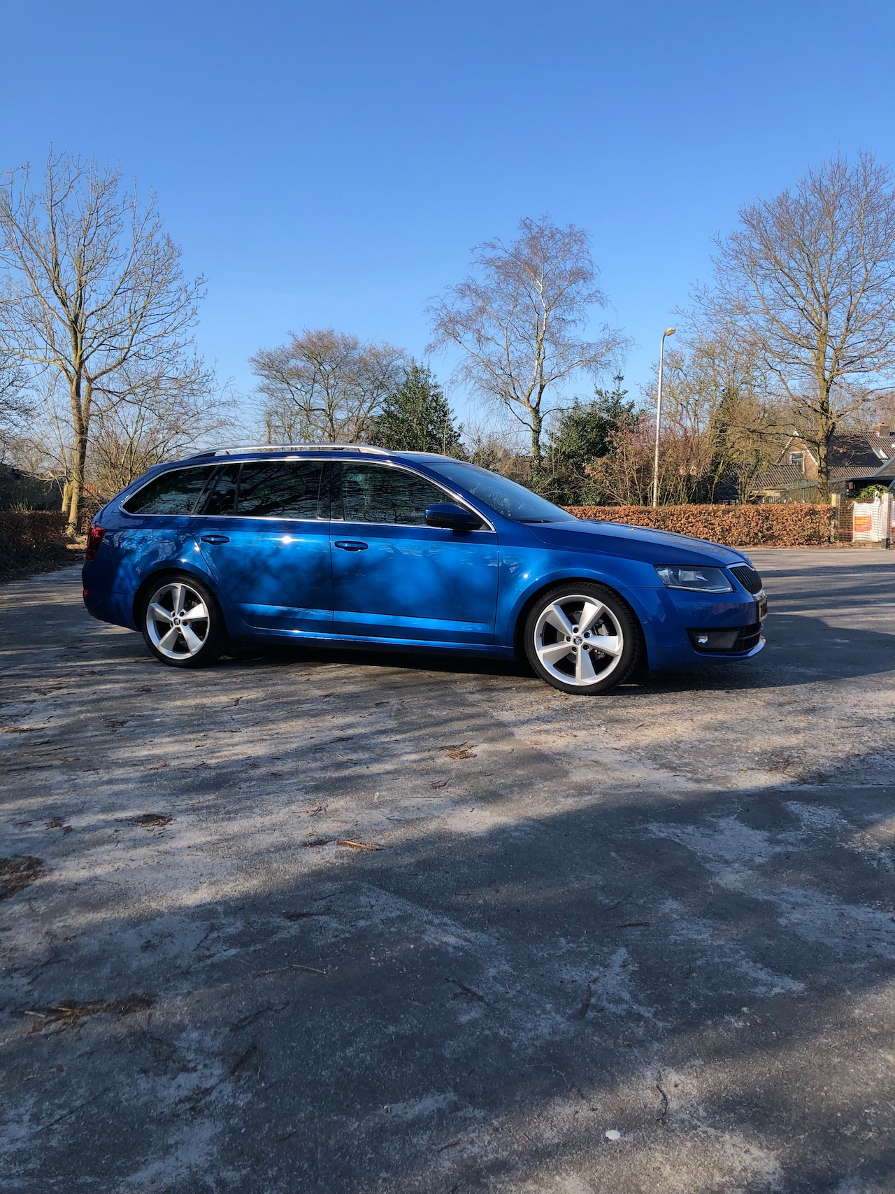 Skoda Octavia Combi - 1.4 TSI Greentech Elegance Businessline 200PK Race blue metallic - AutoWereld.nl