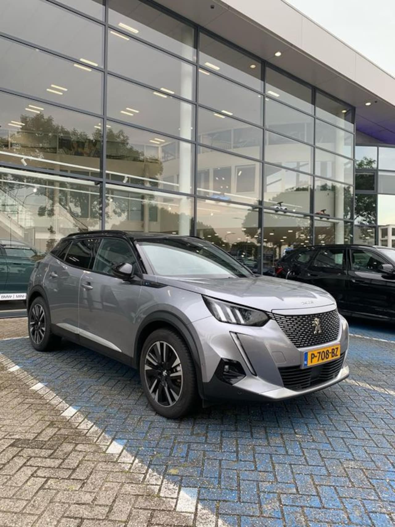 Peugeot e-2008 - EV GT Pack 50 kWh | Achterbank in delen neerklapbaar | Achteruitrijcamera | Afwijkende dak - AutoWereld.nl
